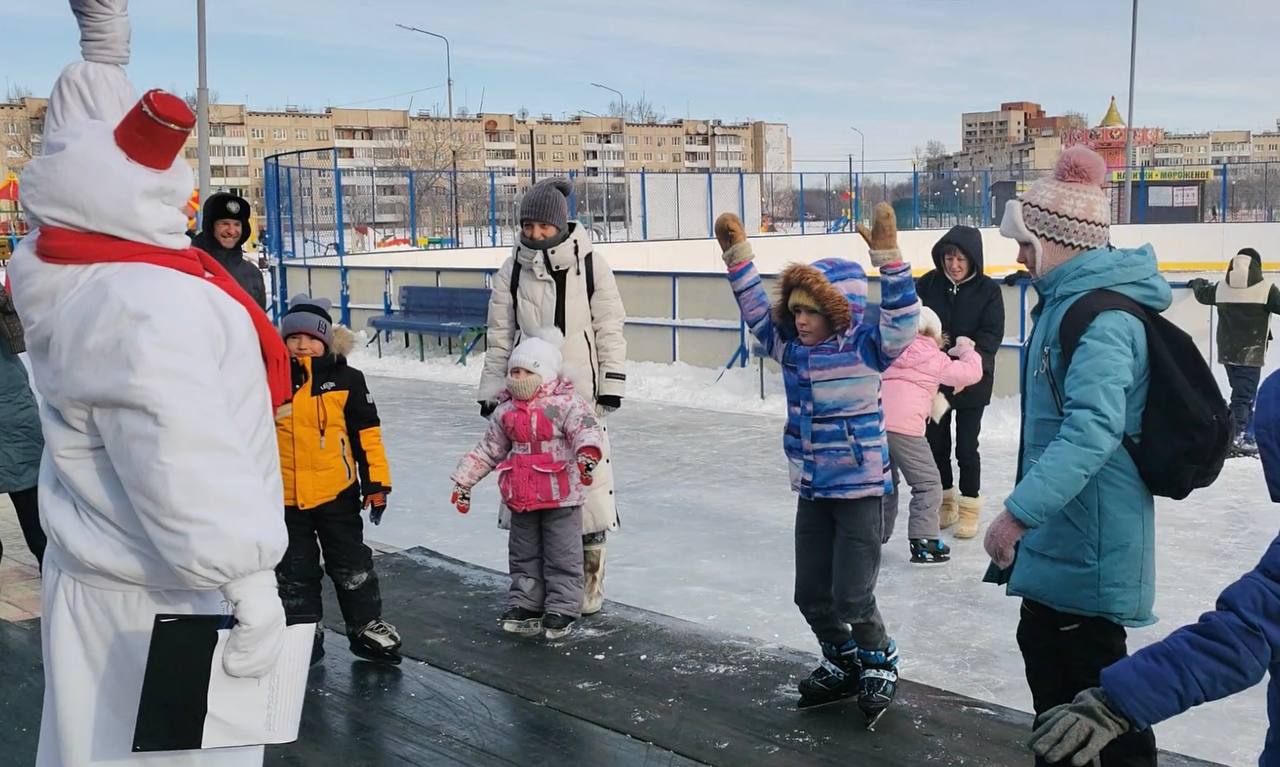 В «УраНовом парке» Краснокаменска открылся ледовый каток — Администрация  городского поселения «Город Краснокаменск»